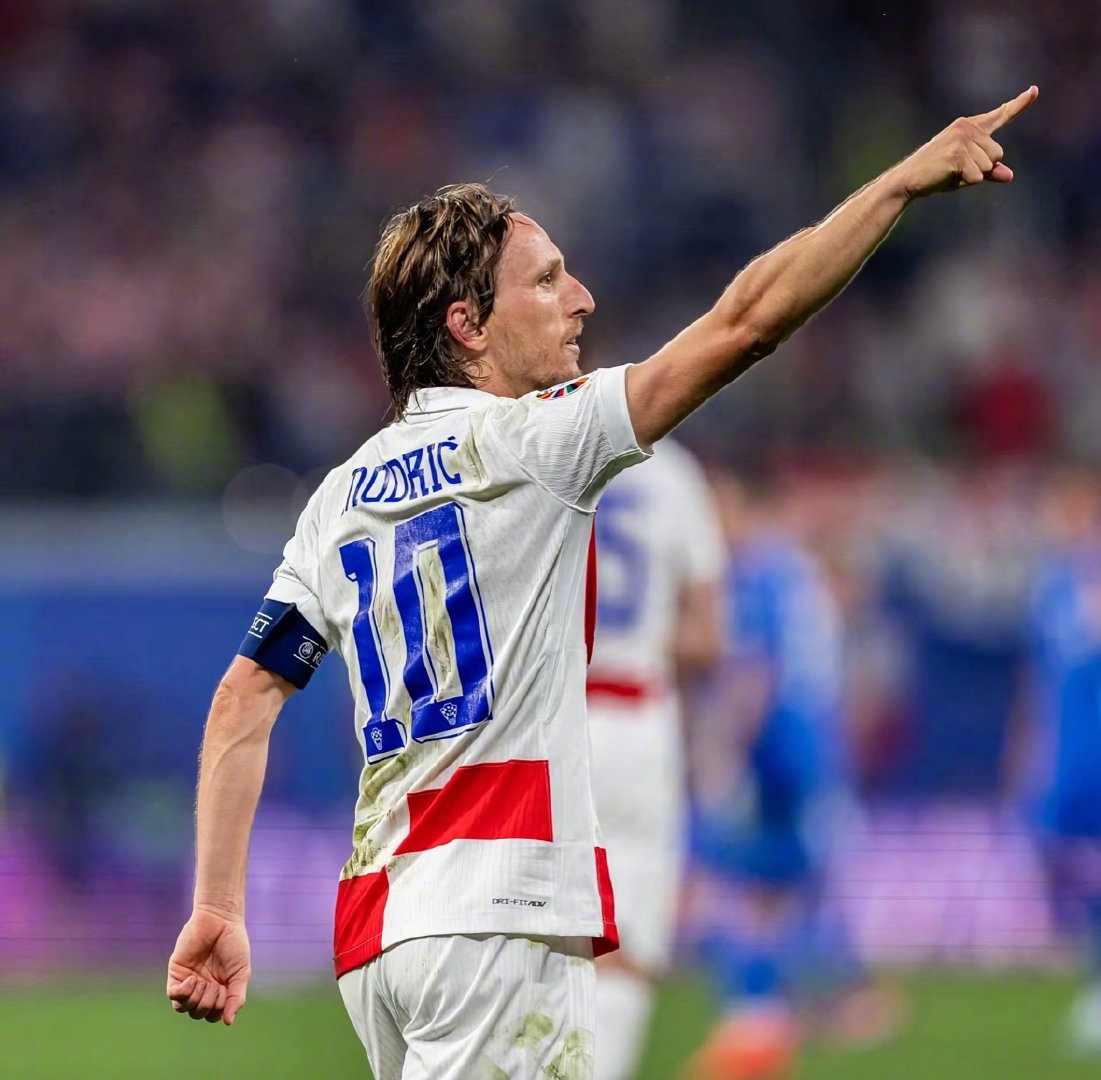 意甲球员在第12轮比赛中涂上红色面彩，向针对女性的暴力说不