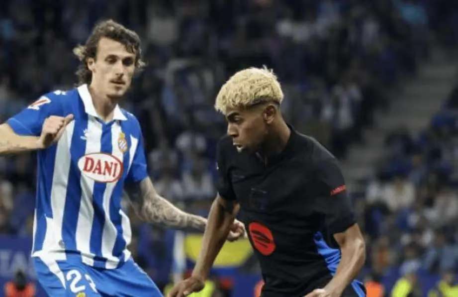 英国女歌手利帕现场观看阿根廷国家德比，并与里克尔梅合影