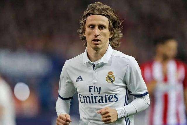 半场战报：拜仁1-0斯图加特，莱默尔脚后跟破门，奥利塞助攻