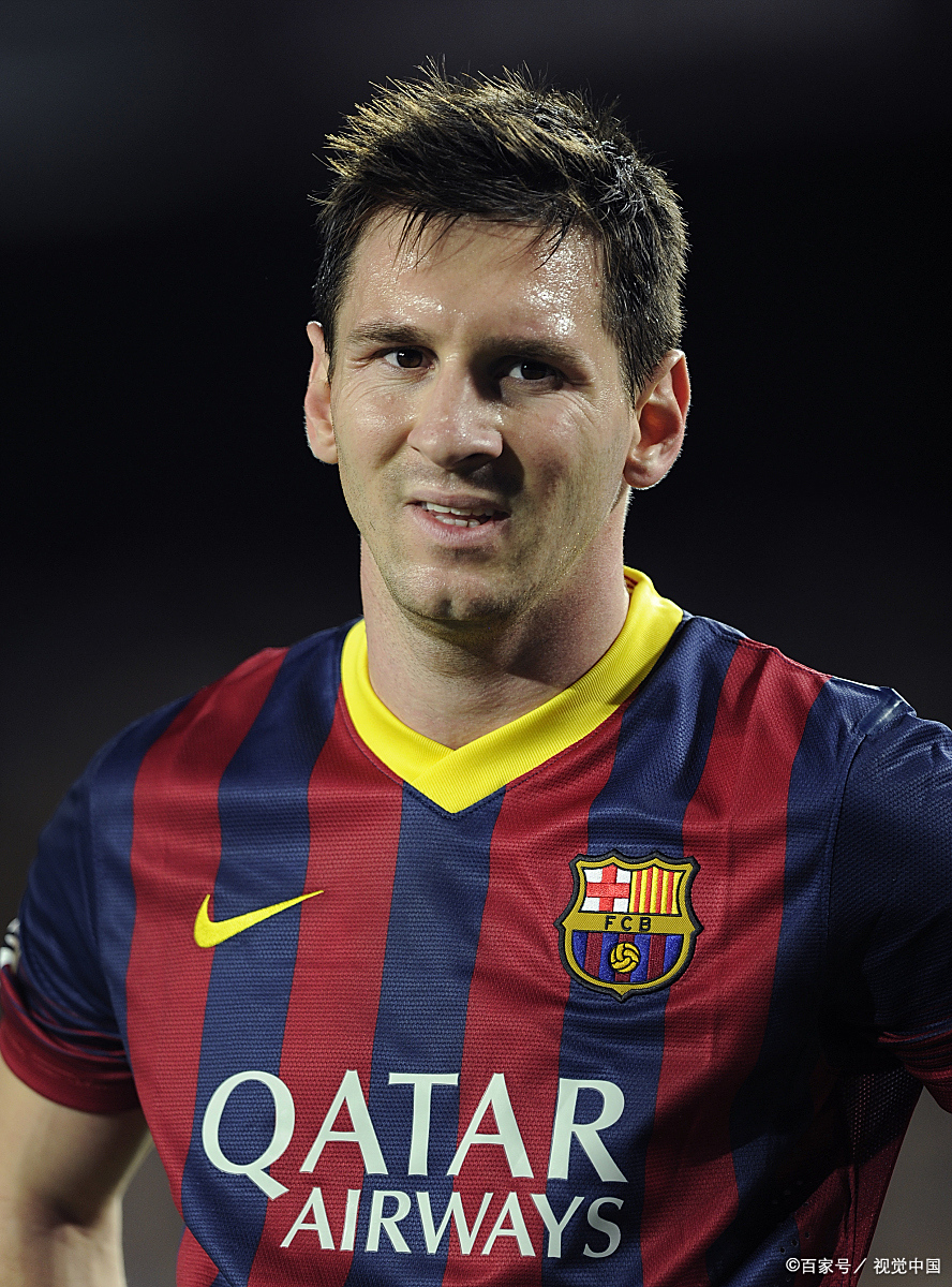 球员受伤倒地，全队围上去