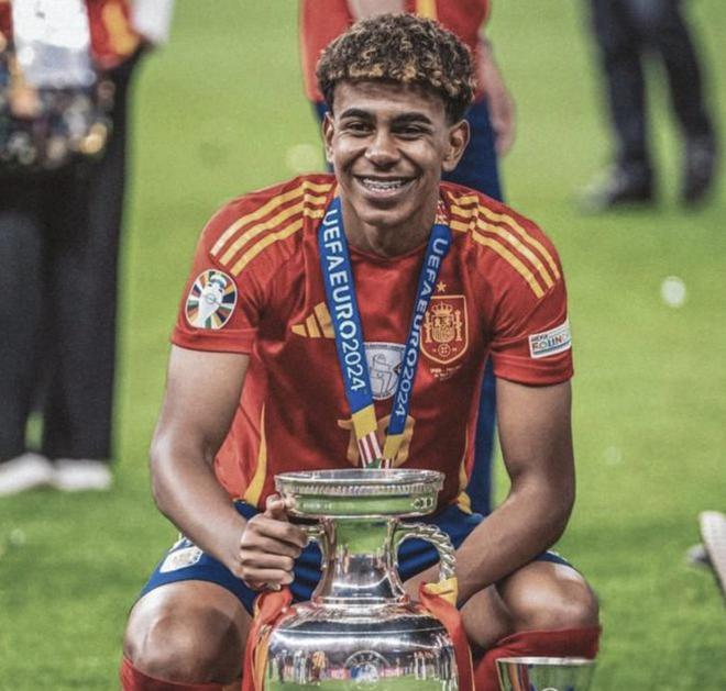 记者守候利物浦基地等待萨拉赫，斯洛特或派其出战国米